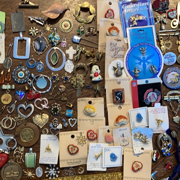 Huge lot of assorted estate sale ladies/girls jewelry, pins, pendants, earrings+ - Picture 6 of 12